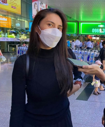 FC Thủy Tiên ra tận sân bay đón thần tượng nhưng hành động 'cà khịa anti' này mới là điều gây chú ý ảnh 2