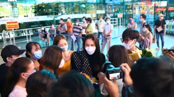 FC Thủy Tiên ra tận sân bay đón thần tượng nhưng hành động 'cà khịa anti' này mới là điều gây chú ý ảnh 3