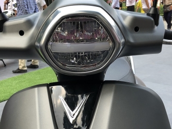 1280px-Newone_-_LED_headlamp_for_grey_VinFast_Klara