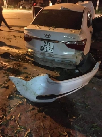 Hyundai Grand i10 đâm nát Honda Wave Alpha