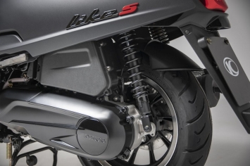 'Kình địch' của Honda SH ra mắt với mức giá 76 triệu: Thiết kế sắc nét không kém cạnh vua tay ga