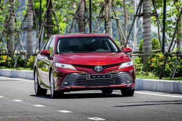 Toyota Camry ưu đãi, giảm giá hàng chục triệu đồng, mức giá mới tại đại lý gây bất ngờ
