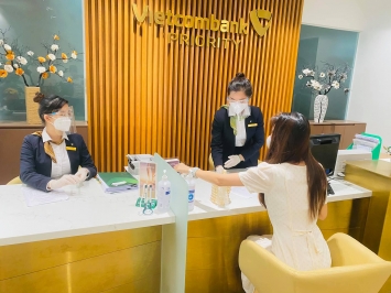 Công Vinh khoe cận cảnh trong ngân hàng khi sao kê, CĐM bức xúc chỉ vì 1 chi tiết nhỏ