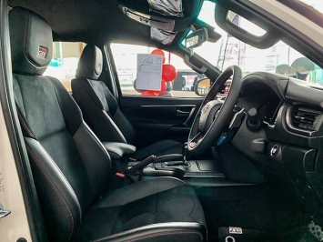 Cận cảnh Toyota Fortuner 2021 bản thể thao vừa về đại lý, giá bán 'làm khó' Hyundai SantaFe