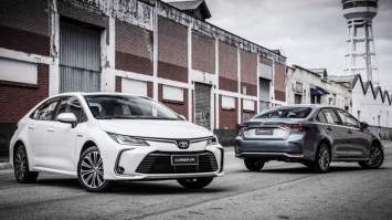 Toyota Corolla Altis bất ngờ giảm giá sâu tại đại lý, mức giá mới tăng sức ép lên Kia Cerato