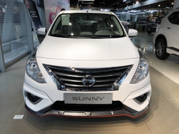 Sedan hạng B Nissan Sunny giảm giá