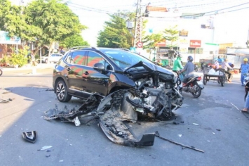 Xế hộp Peugeot nát bét sau va chạm kinh hoàng với xe tải chở heo ảnh 3