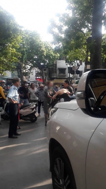 Clip nóng: Vợ giả Grab đánh ‘toạc đầu’ bố nhí của chồng trên xế hộp khủng Lexus 570 ảnh 3