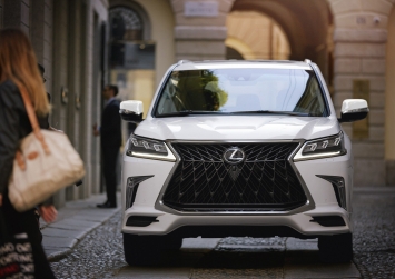 Có gì trong chiếc Lexus LX 570 vừa bị đánh ghen ở phố Lý Nam Đế? ảnh 2