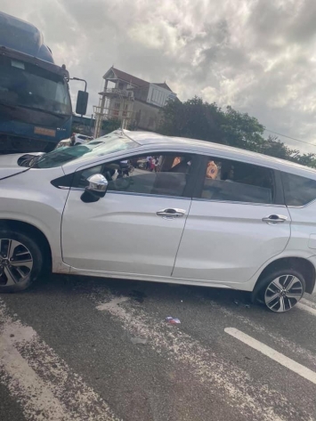 Tá hỏa Hyundai Accent tông bay Mitsubishi Xpander nát bét: Tiếp tục 'xông phi thẳng cẳng' vào xe tải ảnh 1