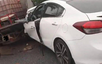 Hoảng hồn Kia Cerato tông trực diện ô tô tải nát bét phần đầu, 1 người trọng thương ảnh 1