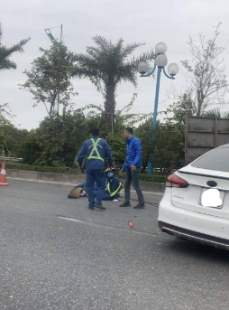 Hoảng hồn Kia Cerato tông trực diện ô tô tải nát bét phần đầu, 1 người trọng thương ảnh 2