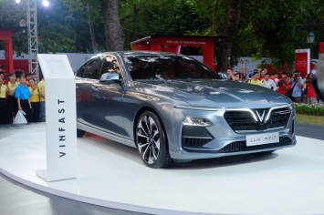 VinFast Lux A2.0 chễm chệ ngôi vương, ‘dọa’ Toyota Camry, Mazda 6 đến nỗi phải giảm sốc tới 50 triệu ảnh 3
