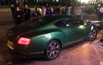 Hà Nội: Tá hỏa siêu xe Bentley mới cứng mất lái đâm vào bồn hoa, phần đầu ‘không cánh mà bay’ ảnh 2