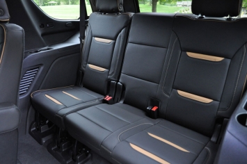 Lộ diện mẫu SUV dám ‘tuyên chiến’ VinFast President: Giá mềm hơn cả tỷ, động cơ V8 hầm hố ảnh 3