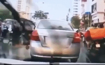 Ngán ngẩm với thanh niên đi ô tô vẫn lao ra hôi chùm vải rơi trên đường