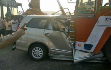 Toyota Innova gặp tai nạn