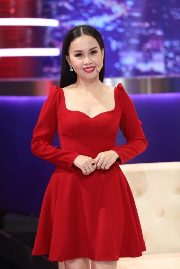 Khan-gia-ngo-ngang-truoc-nhan-sac-va-voc-dang-ngoai-doi-thuc-cua-cam-ly-o-tuoi-51
