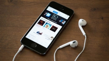 Huong-dan-cach-thuong-thuc-am-nhac-chat-luong-voi-mot-ben-tai-nghe-iphone
