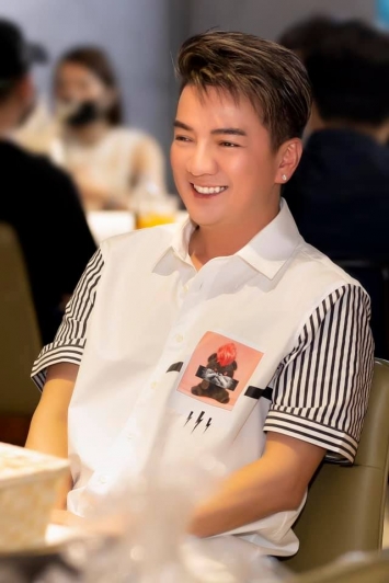 Dam-vinh-hung-cong-khai-the-hien-tinh-cam-voi-nguoi-yeu-kem-loi-nhan-ngot-ngao-anh-yeu-em