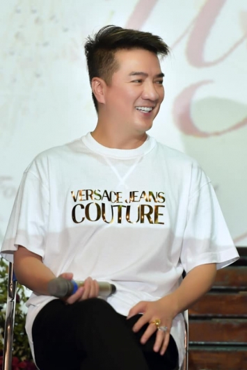 Vua-cong-khai-the-hien-tinh-cam-voi-nguoi-yeu-dam-vinh-hung-vo-cung-xuc-dong-khi-gap-lai-1-nguoi