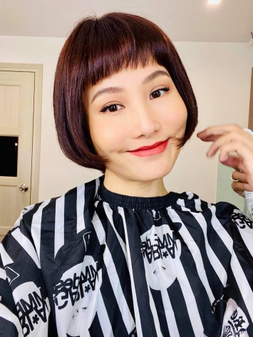 Vua-dang-dan-khoe-quy-tu-xuat-hien-hinh-anh-diem-my-9x-voi-dien-mao-gay-ngo-ngang-4