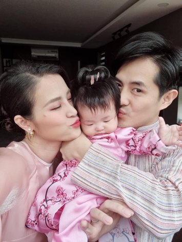 Dong-nhi-ngo-ngang-khi-thay-canh-tuong-chong-minh-dang-om-nguoi-khac-ngu