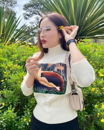 Chan-dai-tung-duoc-dang-le-nguyne-vu-dua-don-mac-do-co-hoa-tiet-phan-cam