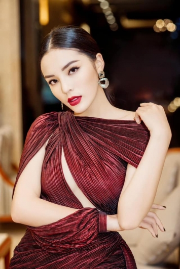 Clip-giuong-chieu-cua-hoa-hau-ky-duyen-tai-nha-rieng-khien-dan-tinh-xon-xao