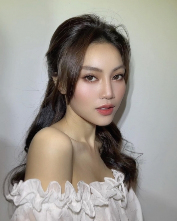 Lan-ngoc-mac-bikini-nho-xiu-khoe-tron-vong-1-day-dan-va-vong-2-phang-ly-an-dut-ngoc-trinh-ly-nha-ky