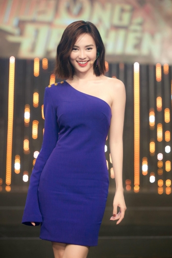 lan-ngoc-mac-bikini-nho-xiu-khoe-tron-vong-1-day-dan-va-vong-2-phang-li-an-dut-ngoc-trinh-hari-won-2