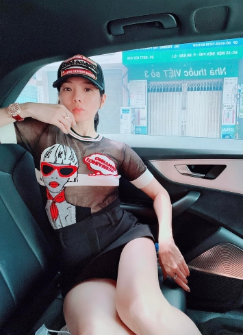 Bat-tron-canh-le-quyen-tha-rong-vong-1-qua-ao-xuyen-thau-lo-ro-nhan-sac-that-u40-gay-ngo-ngang-2