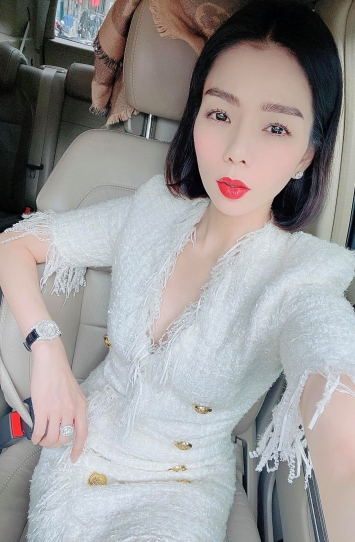 Le-quyen-khoe-tron-than-hinh-non-na-tao-bao-phoi-bay-diem-nhay-cdm-lien-tuong-ngay-den-ha-ho