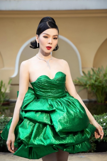 Clip-le-quyen-de-lo-mat-moc-100-nhan-sac-that-o-tuoi-u40-gay-ngo-ngang