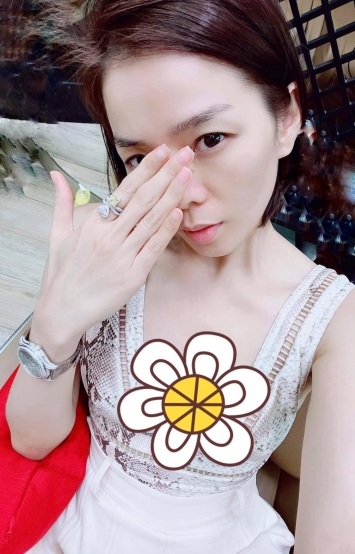 Khoanh-khac-le-quyen-than-nhien-tha-rong-vong-1-lo-mat-moc-cung-nhan-sac-that