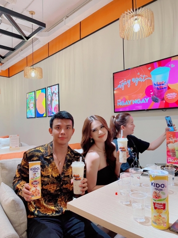 Bat-tron-canh-ngoc-trinh-tinh-tu-voi-ban-trai-o-quan-tra-sua-lo-nhan-sac-that-va-body-u30-gay-choang-5