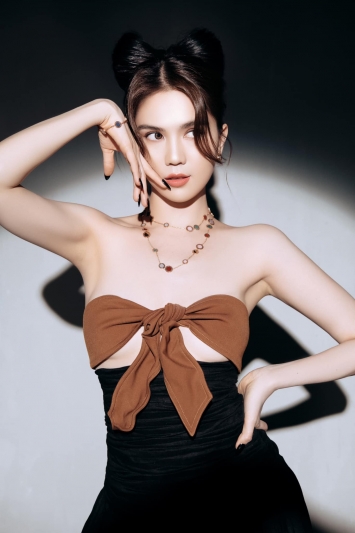 Ngoc-trinh-pho-dien-toan-bo-duong-cong-voi-vay-luoi-mac-nhu-khong-khoe-het-go-bong-dao-khung-15