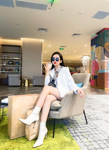 Loat-anh-ngo-kien-huy-dien-do-doi-tinh-tu-ben-ban-gai-la-hot-girl-dinh-dam-1