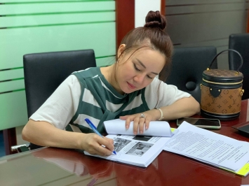 Hinh-anh-vy-oanh-tai-cong-an-tp-hcm-cam-cui-lam-don-yeu-cau-khoi-to-ba-nguyen-phuong-hang