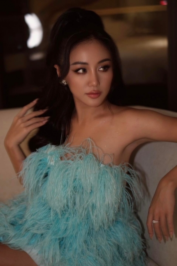 Van-mai-huong-xuat-hien-voi-dien-mao-moi-la-than-thai-cuon-hut-ngang-ngua-ngoc-trinh-lan-ngoc-1