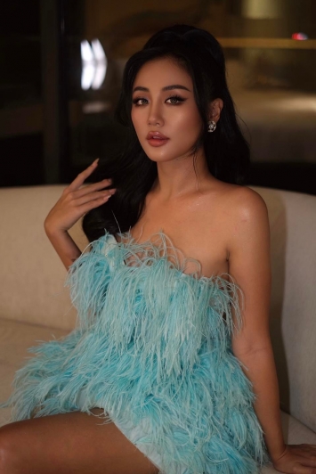 Van-mai-huong-xuat-hien-voi-dien-mao-moi-la-than-thai-cuon-hut-ngang-ngua-ngoc-trinh-lan-ngoc-2