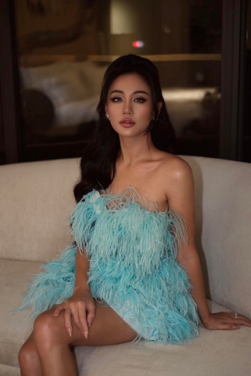 Van-mai-huong-xuat-hien-voi-dien-mao-moi-la-than-thai-cuon-hut-ngang-ngua-ngoc-trinh-lan-ngoc-3