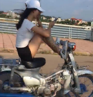 Thanh niên nằm ngửa bấm điện thoại khi đang chạy Yamaha Exciter gây sốc