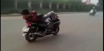 Thanh niên nằm ngửa bấm điện thoại khi đang chạy Yamaha Exciter gây sốc