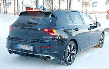 Xe được trang bị cụm đèn pha nhọn, sắc, dải đèn ban ngày chạy ngang qua logo VW đầu xe nối 2 cụm đèn và phần đèn ẩn dưới tản nhiệt dạng mắt tổ ong bên dưới.