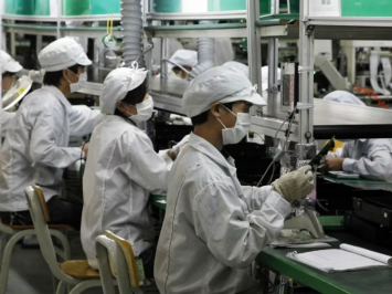 Giữa đại dịch Corona hoành hành, các hãng ô tô Trung Quốc lấn sân sang sản xuất khẩu trang