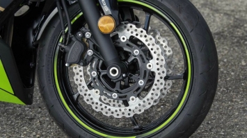 Kawasaki Ninja 650 chạy êm ái dù ở những địa hình đồi núi hiểm trở