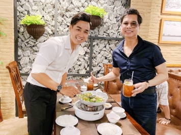 ong-hoang-nhac-sen-4-vo-14-con-voi-biet-phu-100-ty-vua-khoe-dong-ho-6,5-ty-1