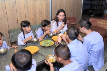 Nua-dem-phi-nhung-bat-ngo-khoc-den-sung-hup-mat-ben-cac-con-nhan-duoc-su-chu-y-cua-khan-gia