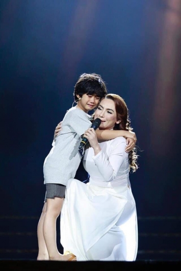 Phi-nhung-om-cau-be-khoc-nuc-no-chon-dong-nguoi-cdm-xuc-dong-khi-nhin-1